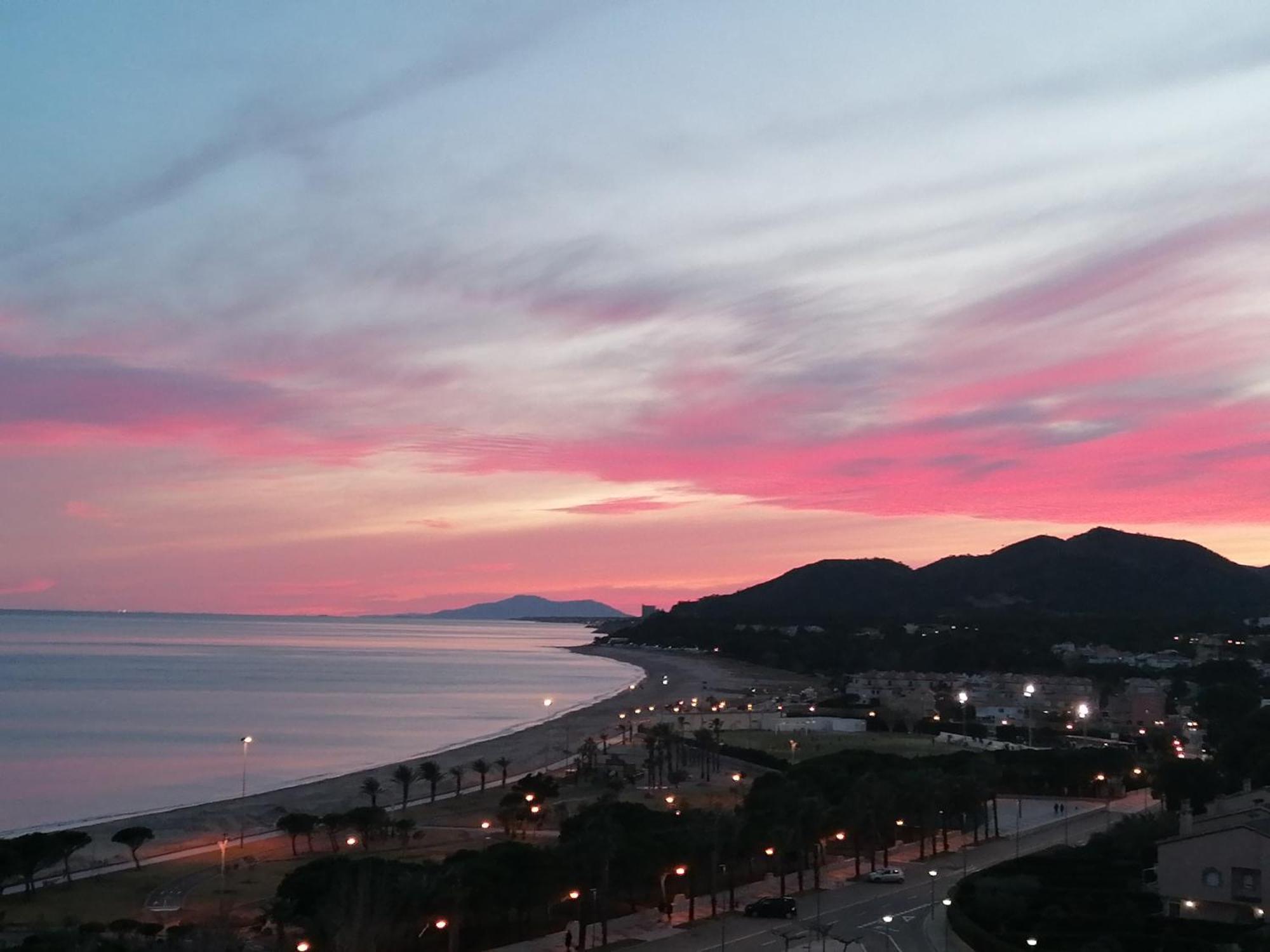 Apartamento Con Terraza, Vistas Playa Y Montana โอสปิตาเล็ต เด ลินฟันต์ ภายนอก รูปภาพ