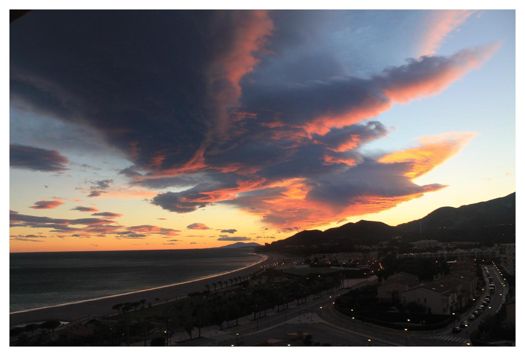 Apartamento Con Terraza, Vistas Playa Y Montana โอสปิตาเล็ต เด ลินฟันต์ ภายนอก รูปภาพ