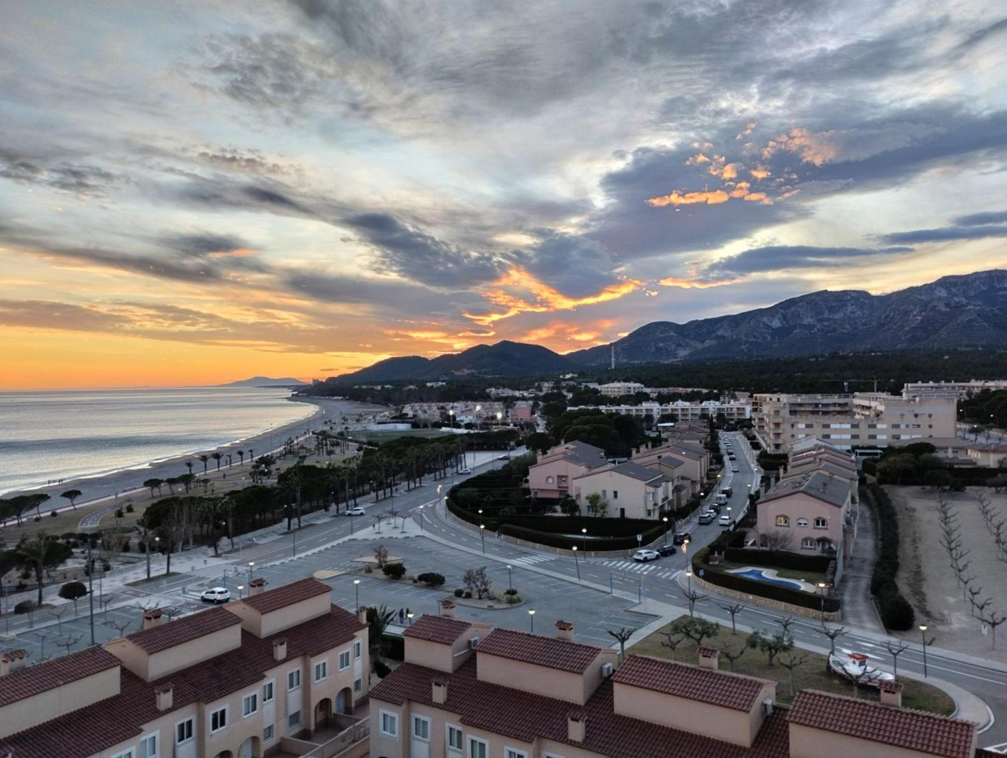 Apartamento Con Terraza, Vistas Playa Y Montana โอสปิตาเล็ต เด ลินฟันต์ ภายนอก รูปภาพ
